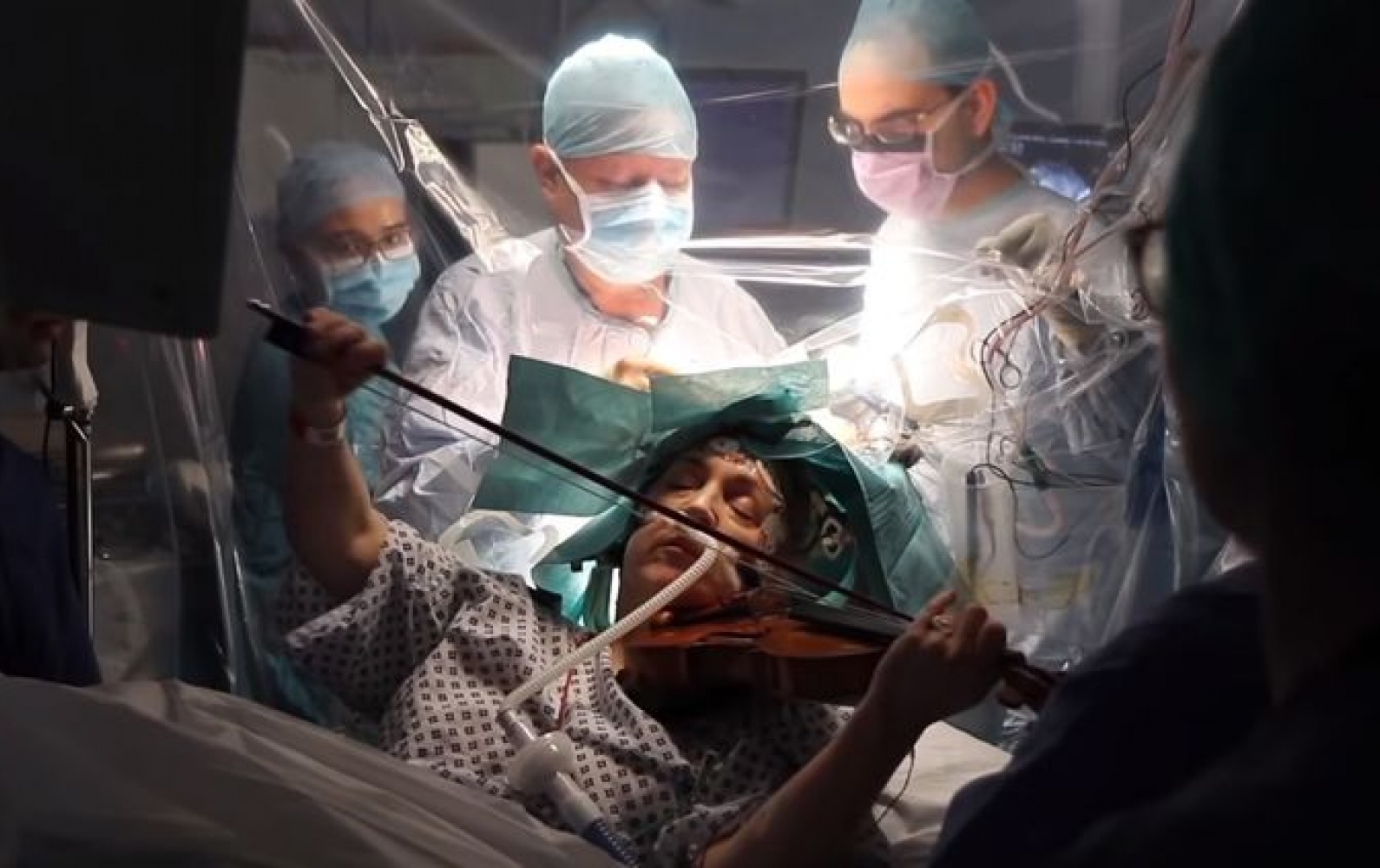 Elle joue du violon pendant son opération du cerveau